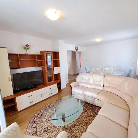 Mile Apartment Split